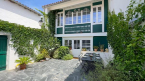 Dans le centre du village, bordée par une petite venelle typiquement rétaise, maison de village entièrement rénovée en 2